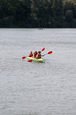 Chisinau, Moldova Cumhuriyeti - 04 Ekim 2020: Kayakçılar nehir boyunca yüzerler. Dikey çerçevelenmiş çekim.