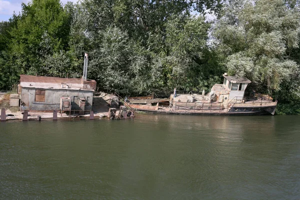 Rostiges Altes Schiff Ufer Des Flusses Horizontal Gerahmte Aufnahme — Stockfoto