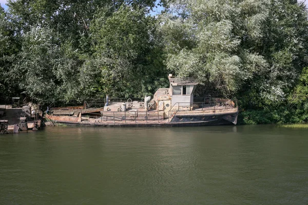 Viejo Oxidado Barco Orillas Del Río Tiro Con Marco Horizontal — Foto de Stock