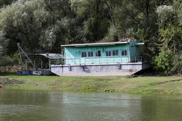 Viejo Oxidado Barco Orillas Del Río Tiro Con Marco Horizontal — Foto de Stock