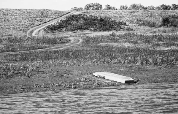 Bote Volcado Orilla Del Río Sendero Distancia Tiro Con Marco —  Fotos de Stock