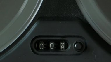 Eski ve kirli analog sayacı sıfırdan elliye kadar sayıyor. 4K 2160p 25fps Apple ProRes 422 HQ video.