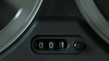 Eski ve kirli analog sayacı sıfırdan beşe kadar sayıyor. 4K 2160p 25fps Apple ProRes 422 HQ video.