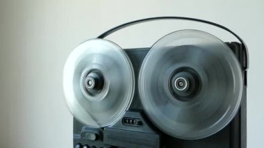 Siyah makaradan kayıt cihazına. Kaseti geri sar. Klasik müzik çalar yakın çekim. Dönen makara şeffaf. Geri sayım rekoru. 4K 2160p 25fps Apple ProRes 422 HQ video.