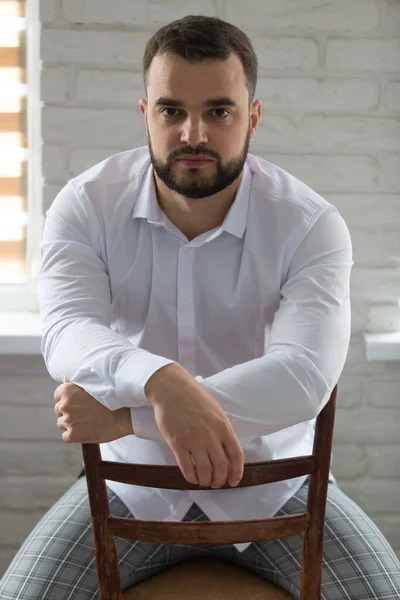 Portrait Jeune Homme Intelligent Sérieux Assis Sur Une Chaise Plan — Photo