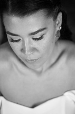 Çekici genç bir gelinin portresi. Dikey çerçevelenmiş çekim.