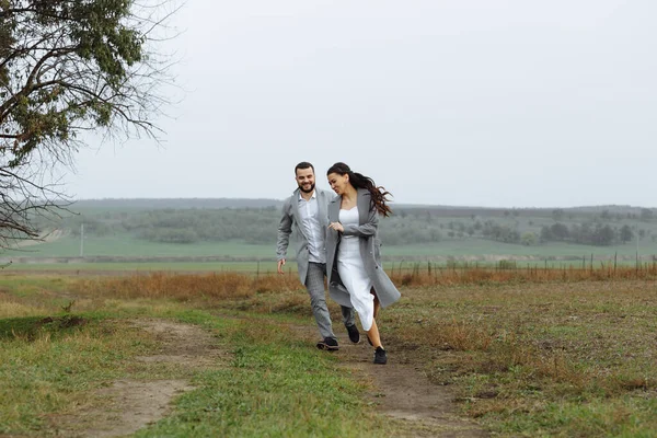 Pár Zlomyslných Novomanželů Pobíhá Okolí Baví Venkově Šťastné Chvíle Svatebního — Stock fotografie