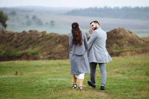 Ein Stilvolles Paar Grauen Mänteln Geht Durch Die Landschaft Rückansicht Stockbild