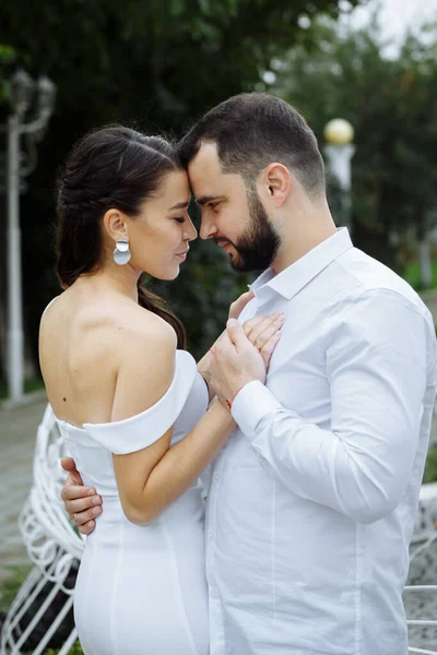 Elegante Pareja Abrazándose Suavemente Feliz Boda Sensual Abrazo Pareja Momentos — Foto de Stock