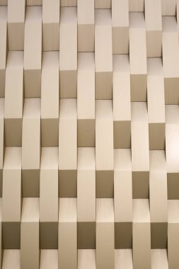 Altın duvarın arka planı ve dokusu. Dikey çerçevelenmiş çekim.