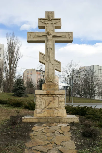 Kříž Ortodoxní Náboženství Před Městem Kamenný Pomník Ukřižování Krista Svisle — Stock fotografie