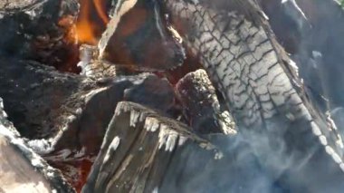 Yakacak odun yakıyorum. Turuncu ve sarı alevlerle yanıyor.