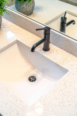 Bir evin banyosunun içindeki siyah musluğu olan tek lavaboyu kapat.