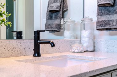 Siyah musluk ve tek seramik lavabo. Temiz banyo süsü.