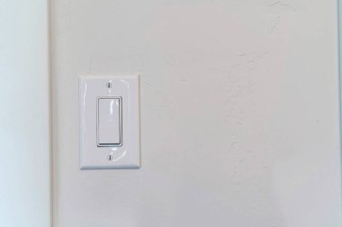 Bir evin içinde elektrikli rockçı lambasıyla beyaz duvar.