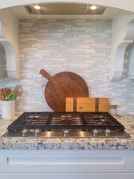 Rumah dapur interior dengan memasak atas dan papan potong terhadap backsplash ubin — Stok Foto