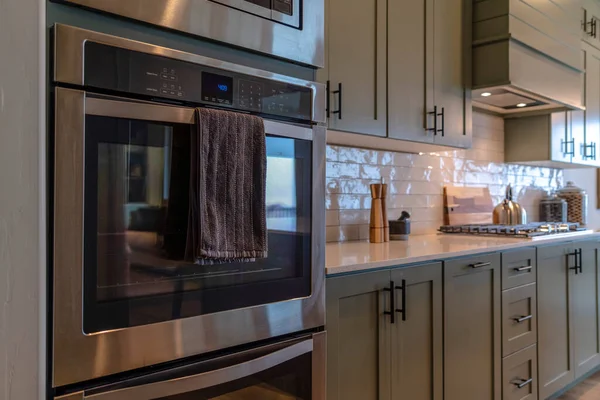 Intérieur de la maison avec four et coin cuisine à l'intérieur de la cuisine avec table de cuisson — Photo