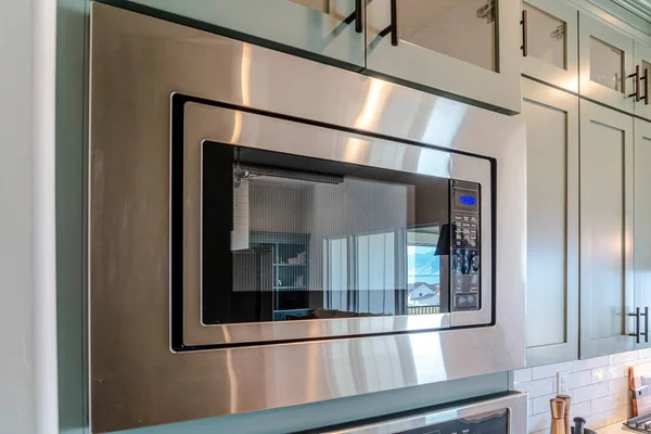 Elektrisk mikrovågsugn som värmer och lagar mat inne i köket i hemmet — Stockfoto