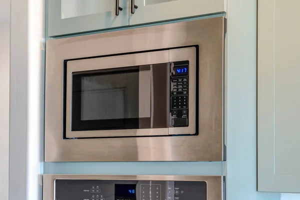 Közelkép a modern elektromos mikrohullámú sütő belsejében a konyha egy otthon — Stock Fotó