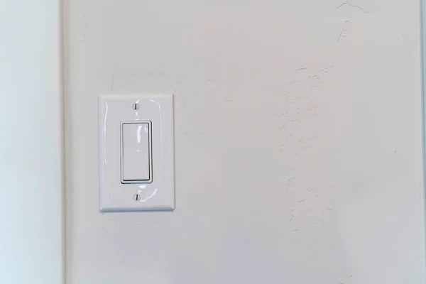 Mur blanc avec interrupteur électrique à bascule à l'intérieur de la pièce d'une maison — Photo