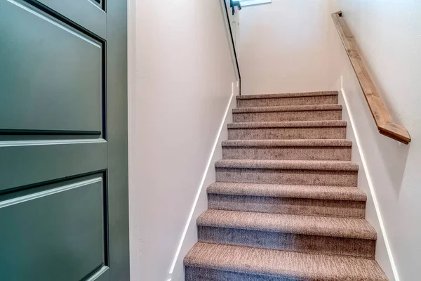 Escalier qui monte du garage ou du sous-sol au rez-de-chaussée de la maison — Photo