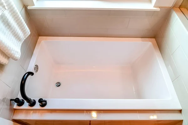 Widok z góry zbudowany w prostokątnej wannie wewnątrz czystej łazienki w domu — Zdjęcie stockowe