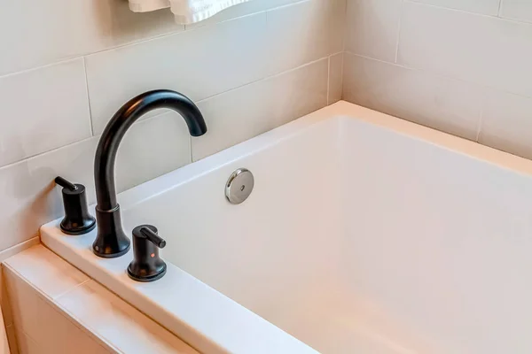 Rectangulaire construit dans la baignoire à l'intérieur de la salle de bain d'une maison avec mur de tuiles blanches — Photo