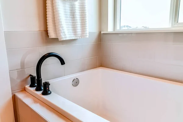 Intérieur de salle de bain résidentielle avec baignoire rectangulaire intégrée à côté de la fenêtre — Photo