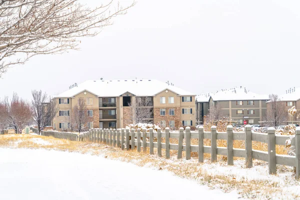 Fachada de edificios residenciales de varios pisos en una ciudad cubierta de nieve en invierno — Foto de Stock