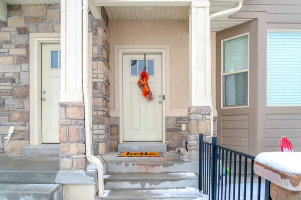 Ingresso casa con decorazione colorata vacanza sulla porta d'ingresso vetrata — Foto Stock