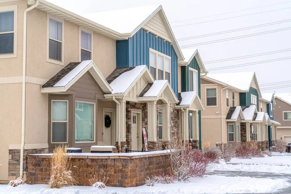Two storey apartment homes on a snowy residential landscape during winter — Stock Photo, Image