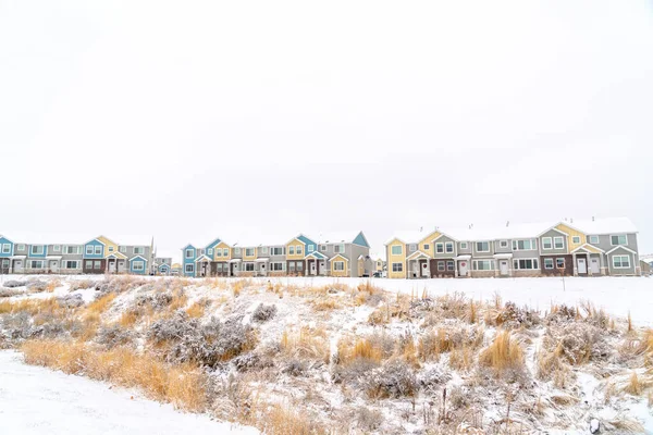 Vista panorâmica de apartamentos contra um cenário de céu nublado e neve no inverno — Fotografia de Stock