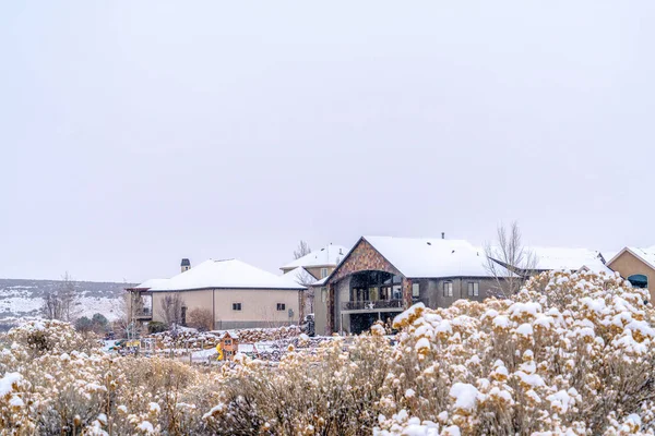 Maisons résidentielles au milieu de beaux paysages naturels avec chute de neige en hiver — Photo