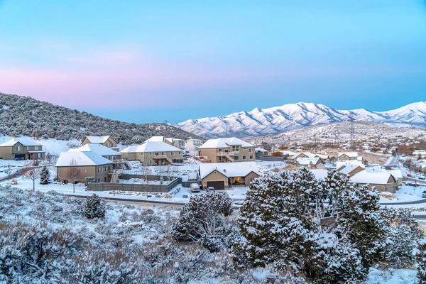 Pintoresco barrio residencial con vistas nevadas a la montaña y al cielo en invierno —  Fotos de Stock