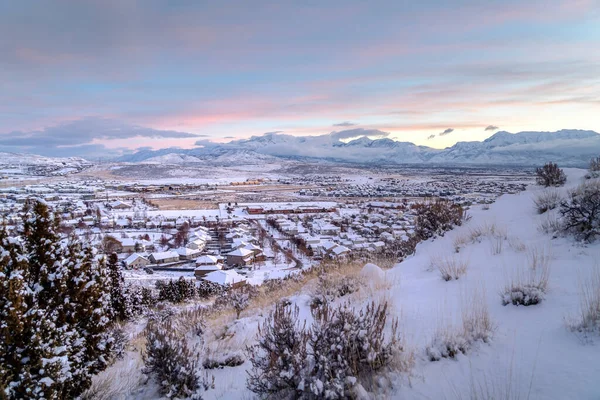 Quartier avec vue sur la montagne fantastique et le paysage blanc en hiver — Photo
