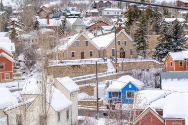 Evlerin arasında kilise binası olan dağlardaki yerleşim yerleri.