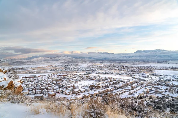 Panoramablick auf die Nachbarschaft im Tal vor malerischer Naturlandschaft — Stockfoto