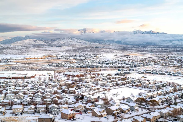 Vista aérea panorámica del pintoresco barrio en el valle nevado en un día de invierno — Foto de Stock