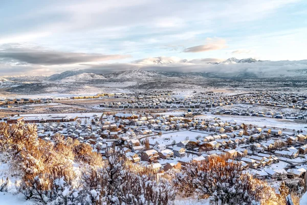 Kış mevsiminde dağ ve karla çevrili semtin resimli manzarası — Stok fotoğraf