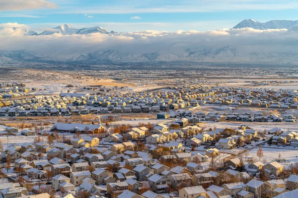 Montaña y casas en un paisaje blanco de barrio nevado en invierno — Foto de Stock