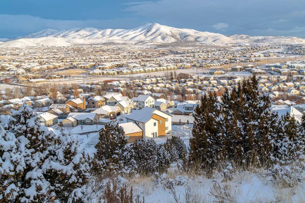 Casas con vista a la montaña en un barrio pintoresco en un paisaje nevado de invierno — Foto de Stock