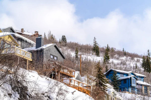 Casas con balcones construidos en una pintoresca comunidad de montaña contra el cielo nublado — Foto de Stock