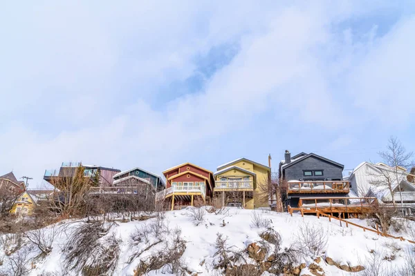 Kışın karlı yamaçlarda evler inşa edilmiş Rocky dağlık arazisi. — Stok fotoğraf