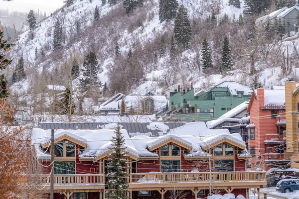 Vue aérienne du pittoresque quartier montagneux avec de la neige pendant la saison hivernale — Photo