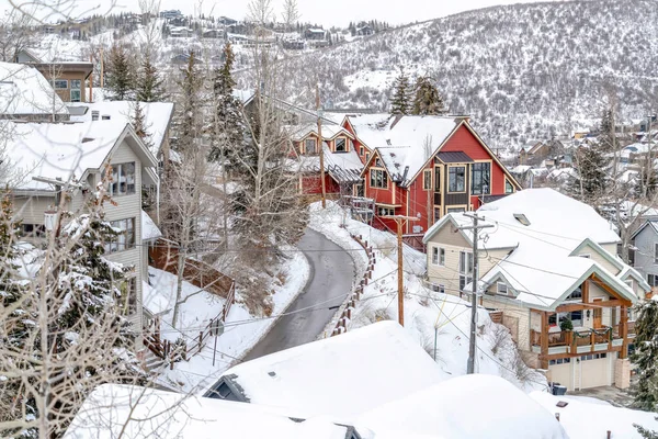 Malerischer Berg mit Straßen und Häusern vor einer weißen Schneelandschaft im Winter — Stockfoto