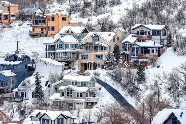 Letecký pohled na zasněženou čtvrť v zimě na horském městečku s domy — Stock fotografie