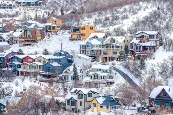 Wohnhäuser und Straße am verschneiten Hang einer Bergstadt im Winter — Stockfoto