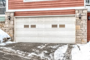 Utah 'ta bir eve bağlı iki araba garajının camlı beyaz kapısı.
