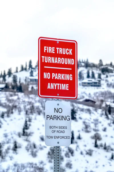 No hay señales de tráfico de estacionamiento contra el fondo borroso de la montaña nevada y el cielo nublado —  Fotos de Stock