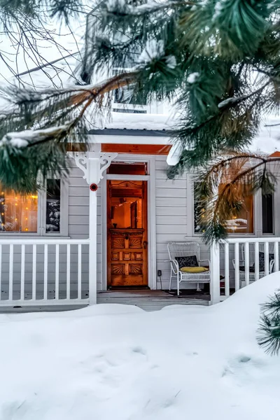 Haus mit weißer Außenwand verglaste Haustür und Stühle auf der Veranda — Stockfoto